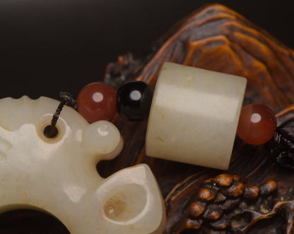 Chinese Beautiful Natural Hetian Jade Carving Fine Statue Lucky Pendant Jewelry