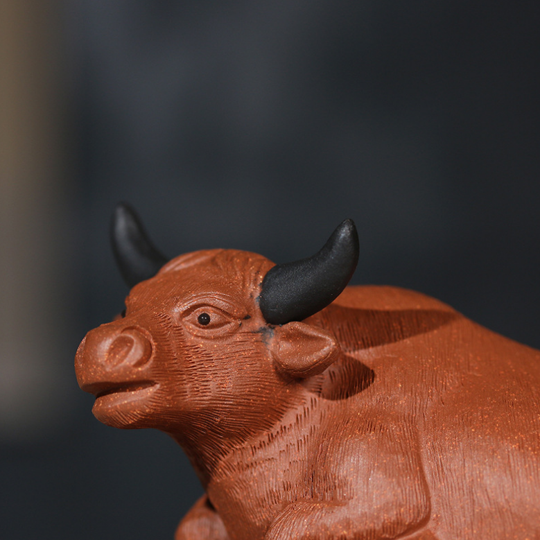 Purple sand tea pet decoration bullfighting creative sculpture can raise tea tra