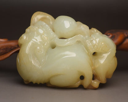 Top Chinese Antique Natural Hetian Jade Carved Exquisite Lion Statue Collections