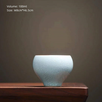 A cup of porcelain crack glaze teacup Chinese kung fu cup celadon cup -