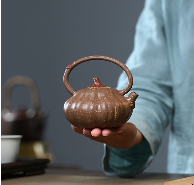 Chinese Yixing Zisha Clay Handmade Exquisite Teapot （荸荠提梁 底款：史庆红）