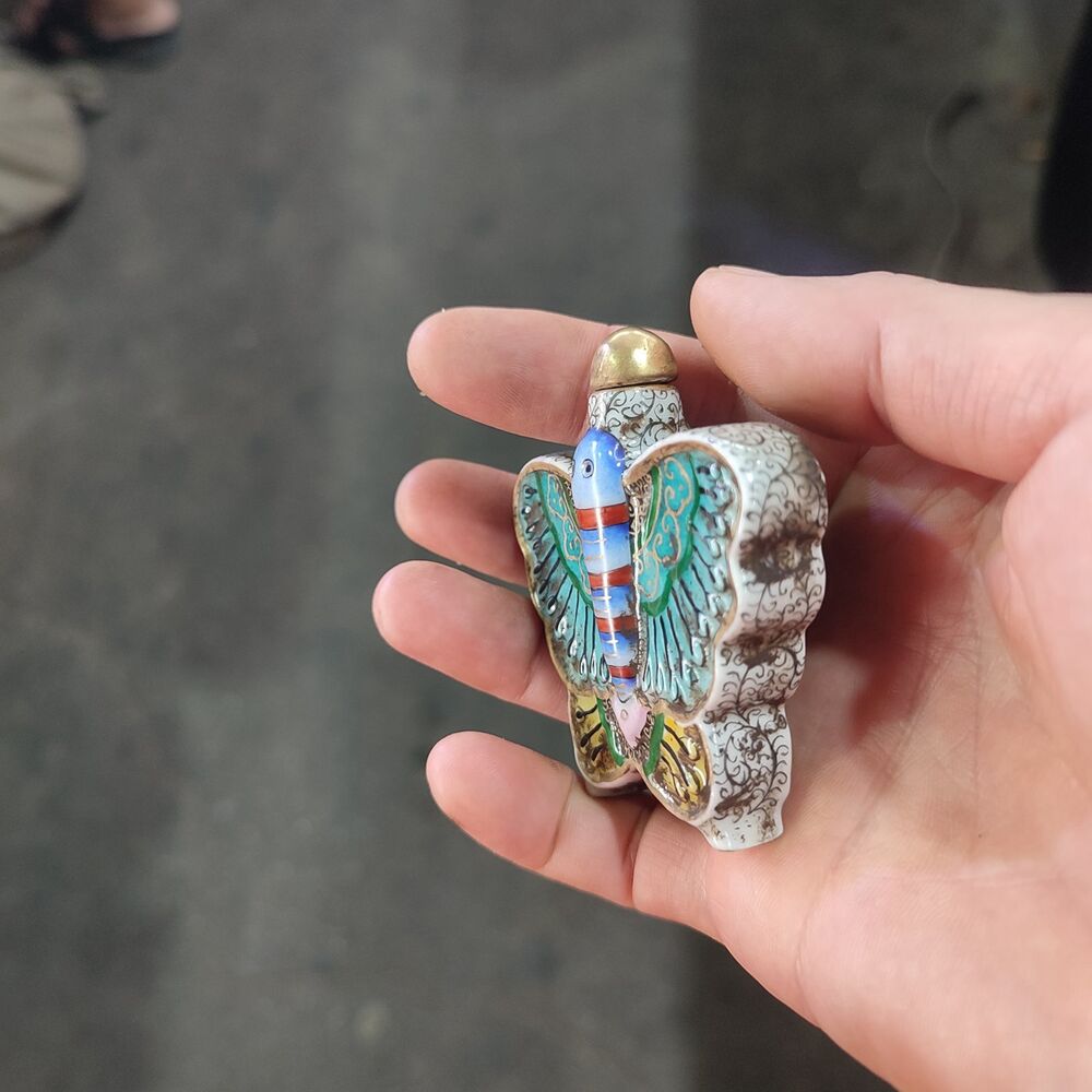 Beijing Chinese Porcelain Snuff Bottle Ceramics butterfly Statue Painting Rare