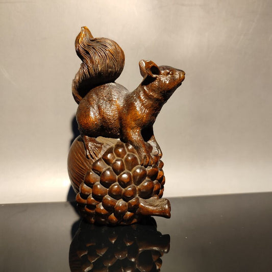 vintage carved wooden squirrel figurine decoration wood statue Boxwood Pinecone