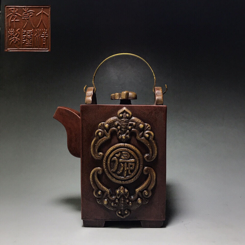 Chinese Yixing Zisha Clay Handmade Exquisite Teapot （福在眼前 底款：大清乾隆年制）