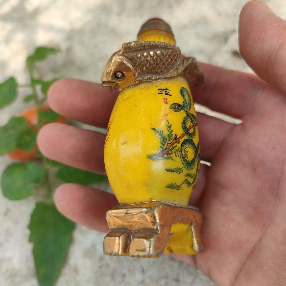 Chinese Snuff Bottle Dragon Statue Beautiful Peking Glass Yellow Box Snuffbox