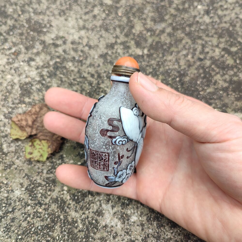 Old Peking Glass Snuff Bottle Insect Statue Beautiful Carving Sculpture Rare Art