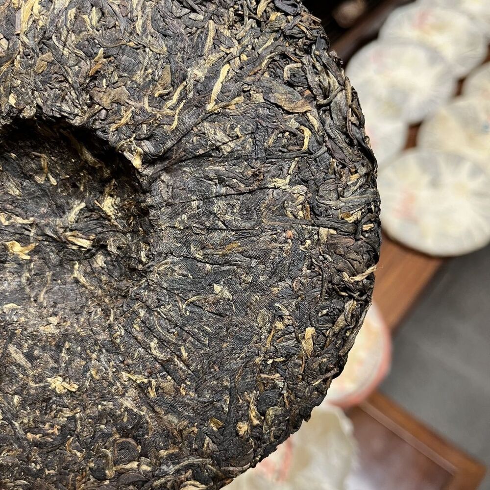 Xiaguan 2011 8113 Brown Mountain Early Spring Green Cake XY Pu'er Tea Raw 357g