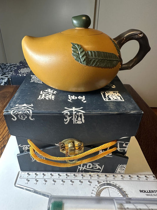Chinese zisha (purple sand) Yixing mango teapot (芒果壺) replica