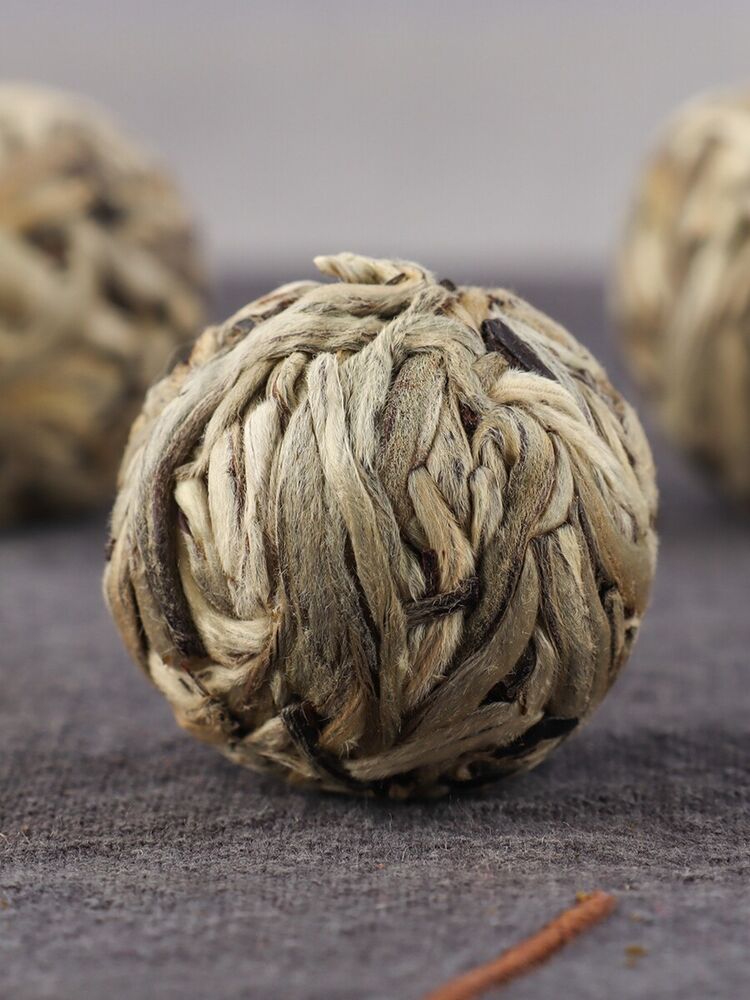 China Yunnan jinggu White Buds Raw Ancient Tree Pu erh Tea,Moonlight pu er ball