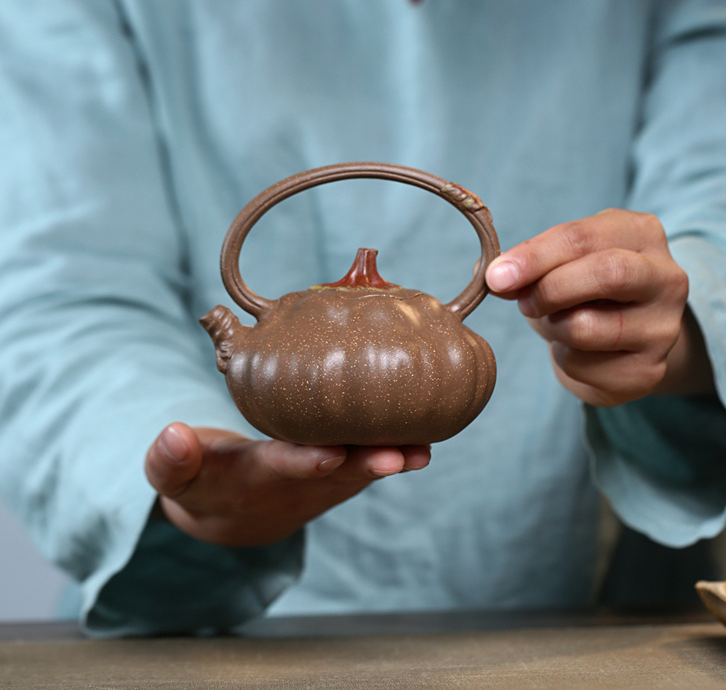 Chinese Yixing Zisha Clay Handmade Exquisite Teapot （荸荠提梁 底款：史庆红）