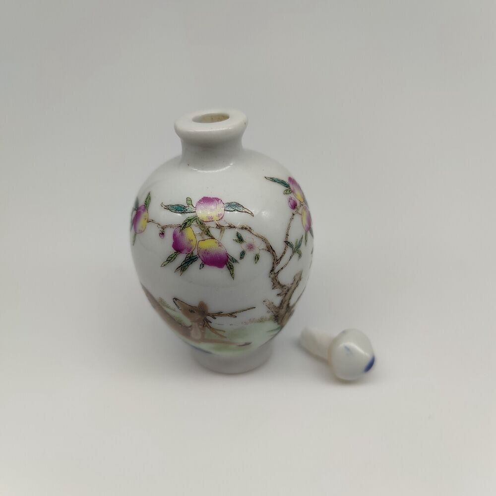 Chinese Porcelain Exquisite Painted Snuff Bottles Curio Animal Deer christmas
