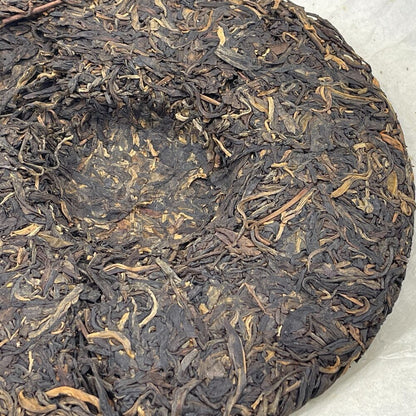 Pu 'er tea, 2011, healthy and aspiring to early spring tea, 357 grams of healthy early spring tea, raw.