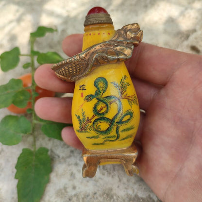 Chinese Snuff Bottle Dragon Statue Beautiful Peking Glass Yellow Box Snuffbox
