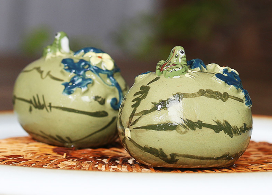 Purple sand tea pet spray decoration watermelon pumpkin gourd small frog tea cer