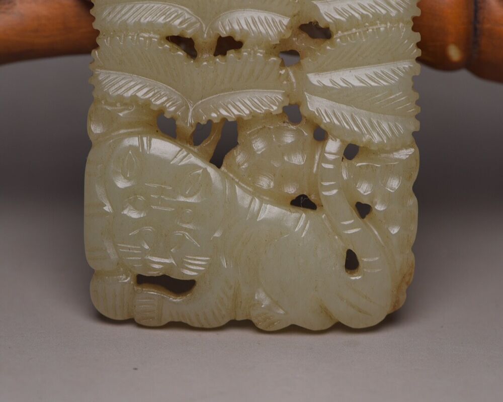 Chinese Natural Hetian Jade Carving Tiger Deer Statue Exquisite Pendant Jewelry