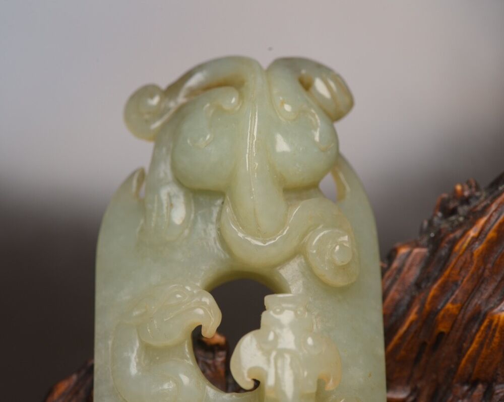 China Natural Hetian Jade Hand Carved Dragon Statue Lucky Pendants Jewelry Gift