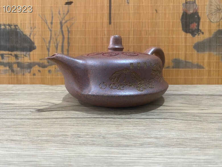 Chinese Yixing Zisha Clay Handmade Exquisite Teapot（ 壶 底款： 徐如蕾）