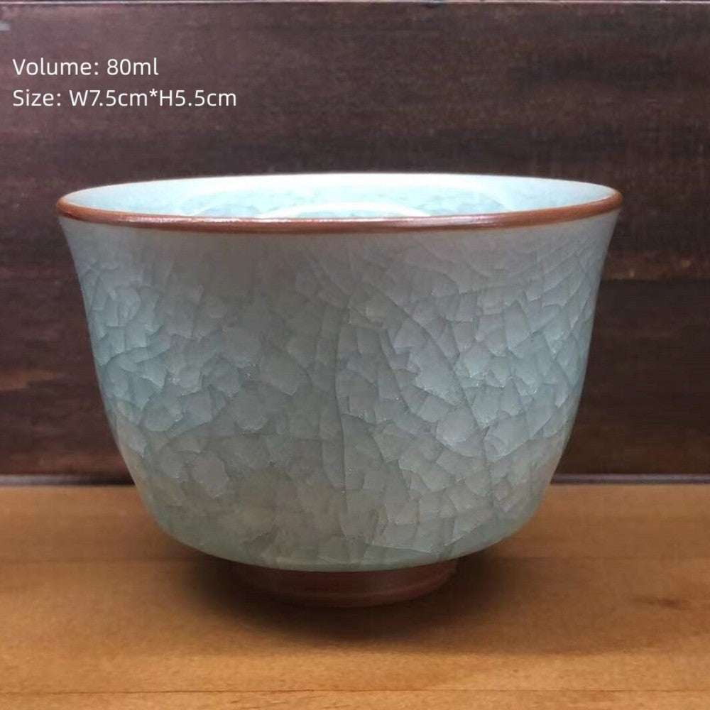 A cup of porcelain crack glaze teacup Chinese kung fu cup celadon cup -