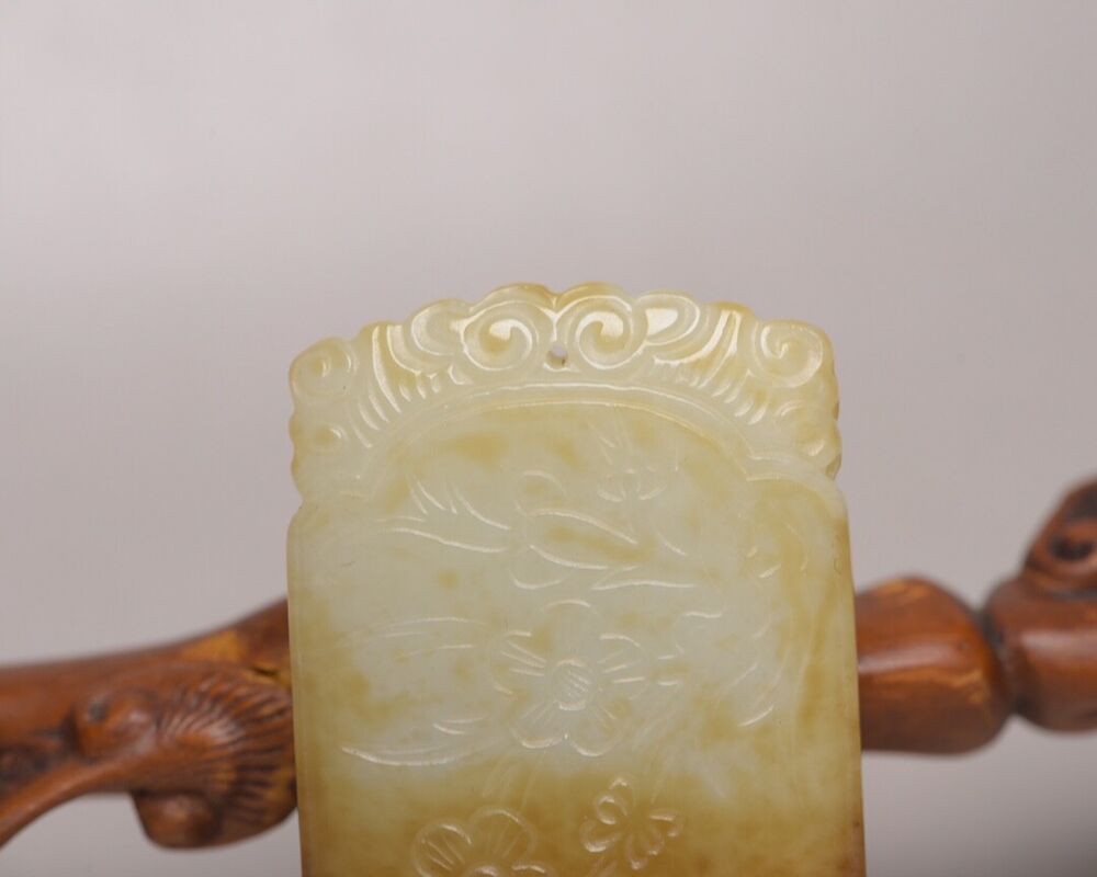 Chinese Old Natural Hetian Jade Hand Carved Exquisite Jade Pendant Jewelry Gift