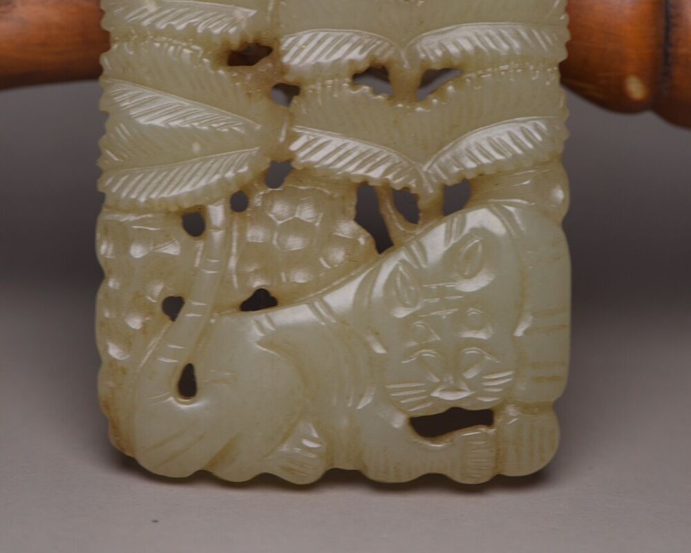 Chinese Natural Hetian Jade Carving Tiger Deer Statue Exquisite Pendant Jewelry