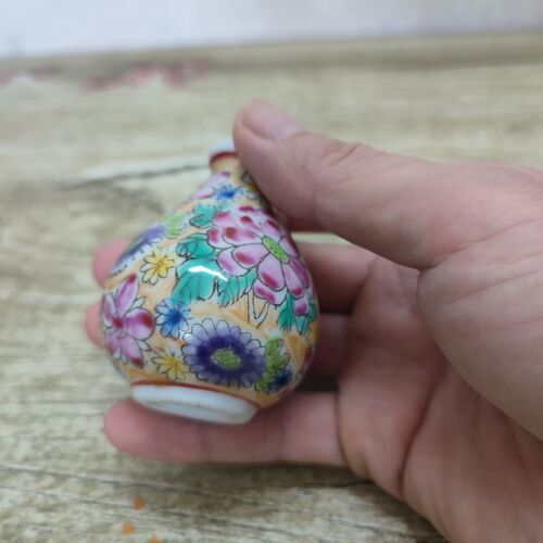 A Chinese famille rose porcelain snuff bottle painted flower vintage beijing art