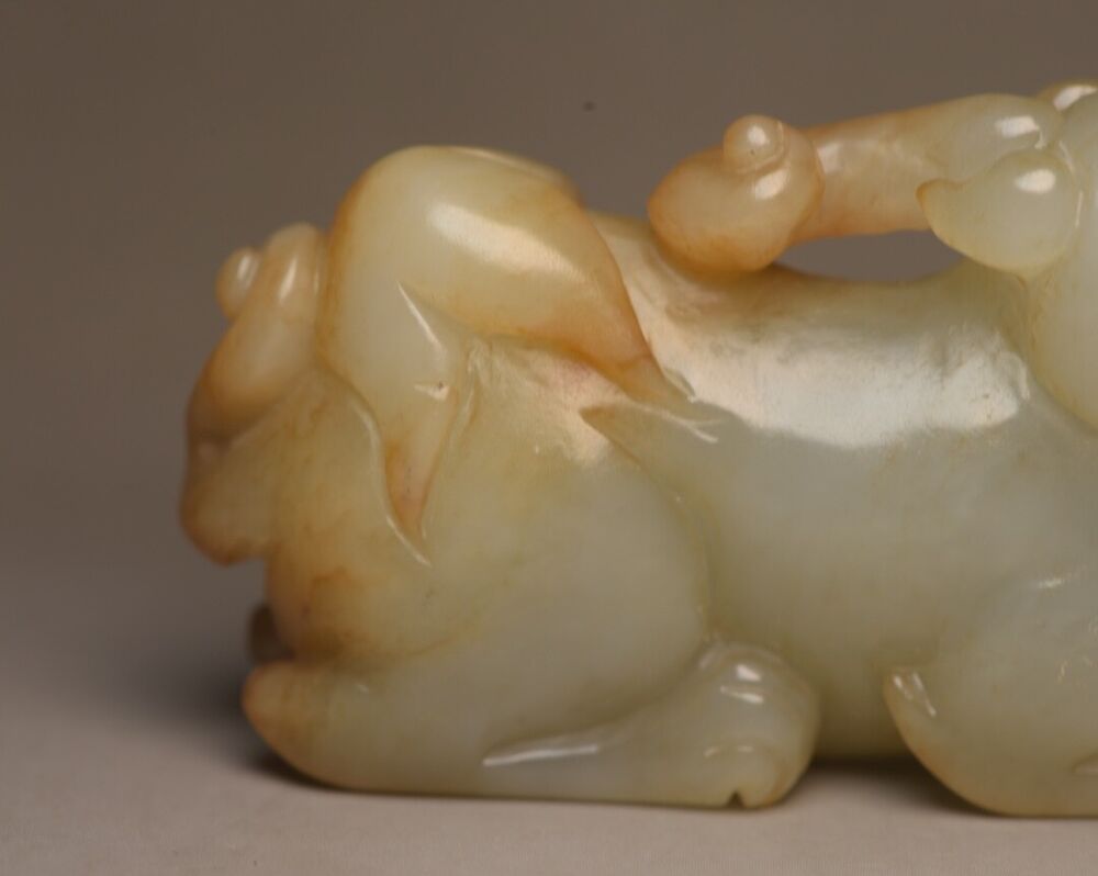 Top Chinese Natural Hetian Jade Carved Exquisite Beast Statue Figurines Artwork
