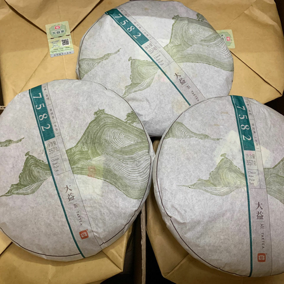 2014 Taetea Dayi 7582 Raw Pu-erh Puer Tea 357g Cake Shaped Pu'er Batch 1401