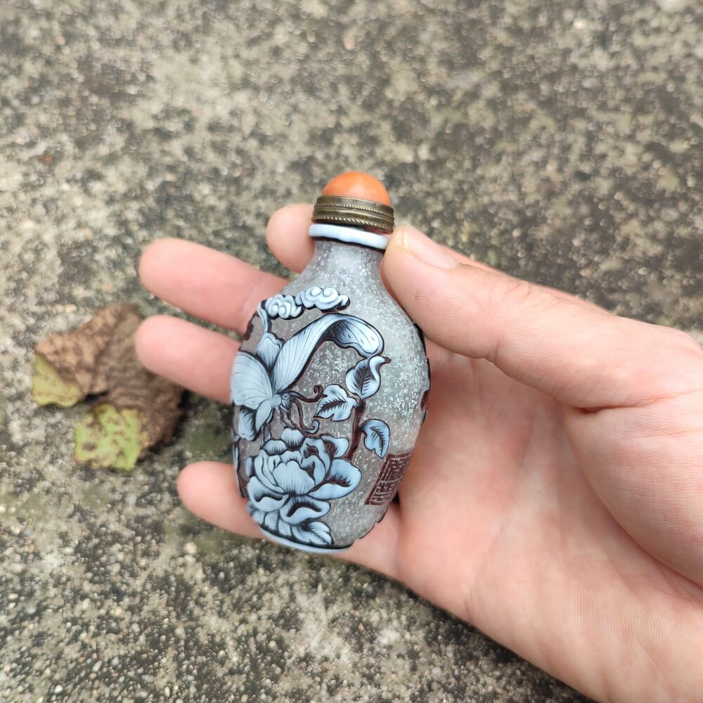 Old Peking Glass Snuff Bottle Insect Statue Beautiful Carving Sculpture Rare Art
