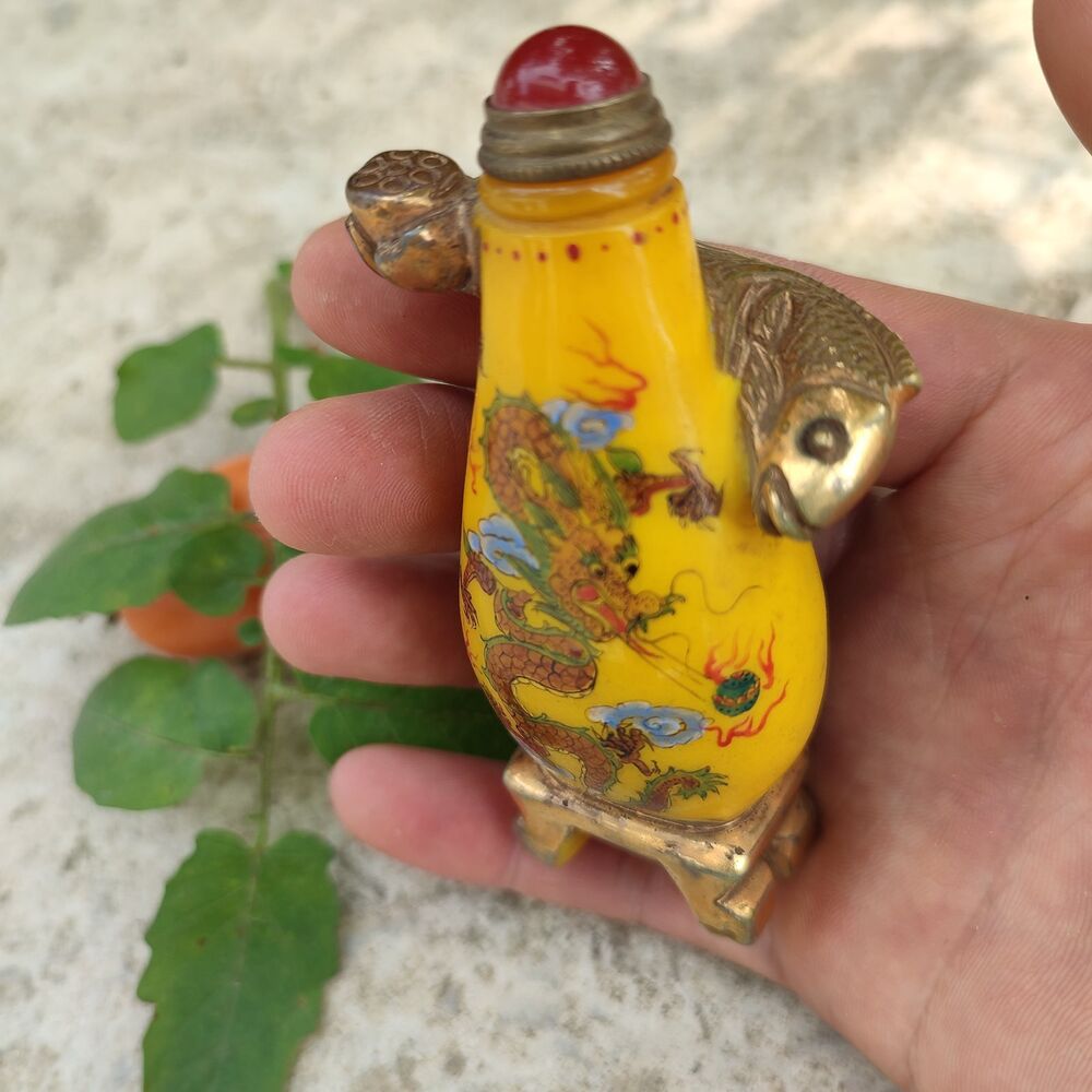 Chinese Snuff Bottle Dragon Statue Beautiful Peking Glass Yellow Box Snuffbox