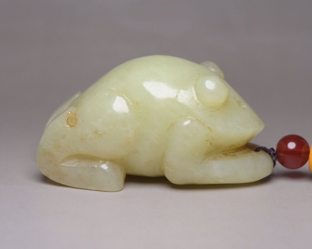 Chinese Beautiful Natural Hetian Jade Carved Frog Statue Nice White Jade Pendant