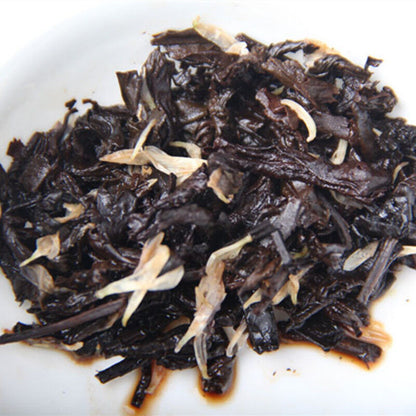 With chrysanthemum flavor. Black Pu-erh Tea 100g Yunnan Cooked Puer Tea-