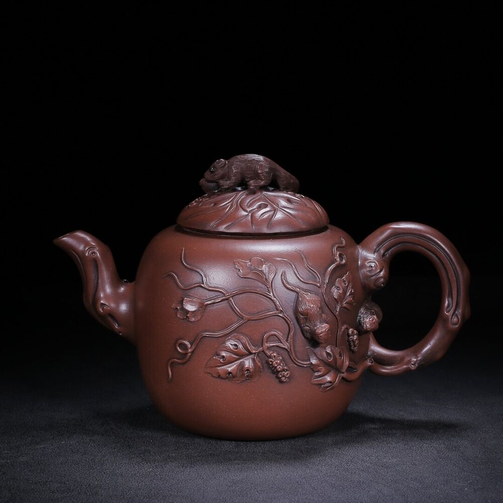 Chinese Yixing Zisha Clay Handmade Exquisite Teapot（松鼠葡萄 底款：金鼎商标）