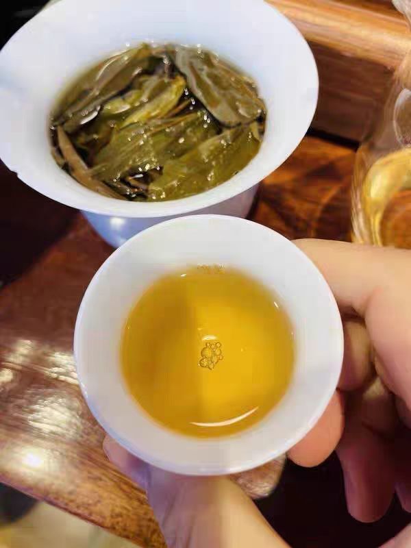 357g,2022 Yunnan Menghai qizi raw puerh tea puer Spring green big tree pu er 普洱茶