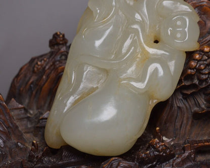 Chinese Natural Hetian Jade Carved Exquisite Statue Unique Pendant Jewelry Rare