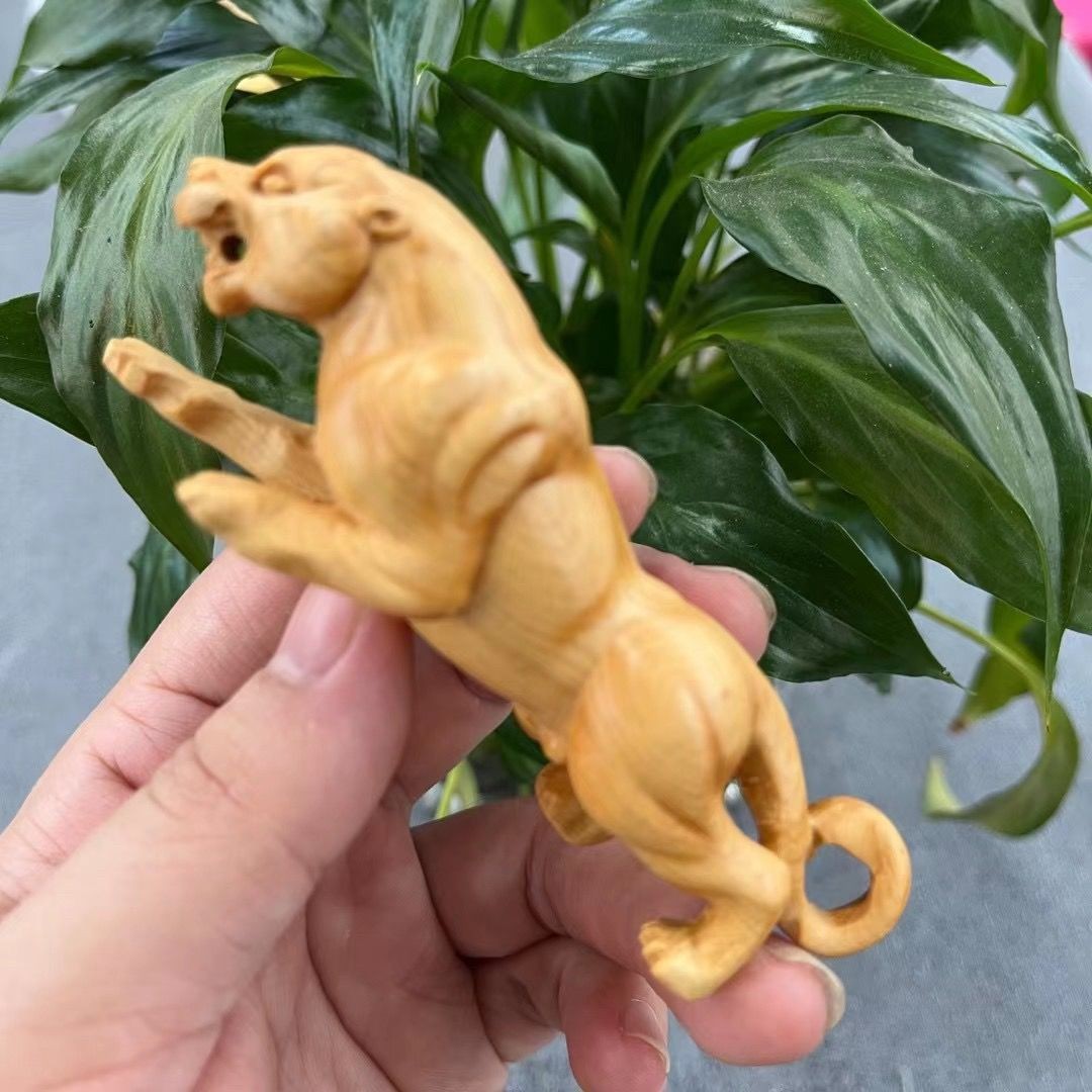 4in Thuja Wood Leopard Carving Solid Wood Handheld Decor Sculpture