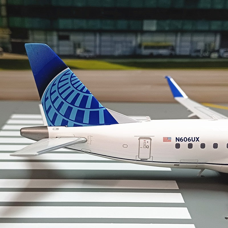 1:200 Geminijets United Airlines Embraer ERJ-175 N606UX Airplane Diecast Model