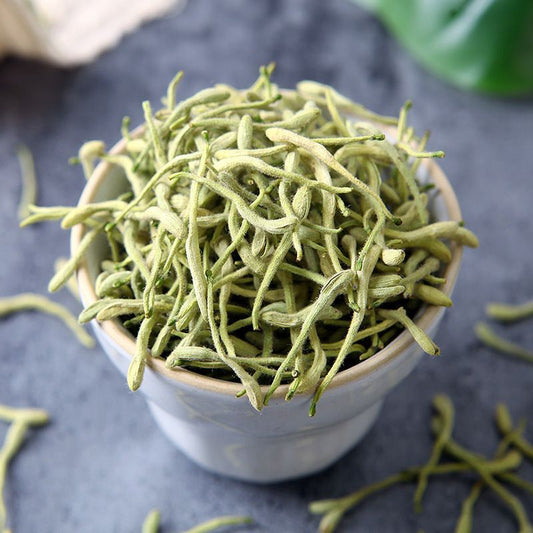 30g/jar of fragrant gold and silver flower tea at the mouth of the cup