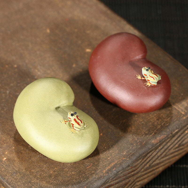Funny Tea Pet Frog Statue On Horsebean Water Spray Tea Play Animal Zisha Clay