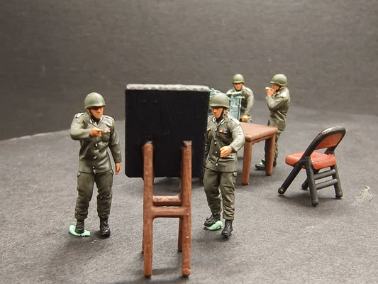 1/72 10Pcs World War II German Command Table and Chair Scene Model