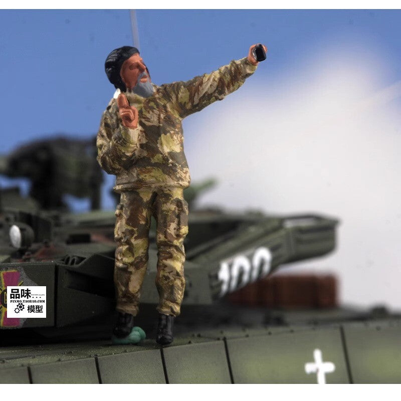Homemade 1/72 Ukrainian Tank Trooper Selfie Pose 1 Person Finished Model Toys