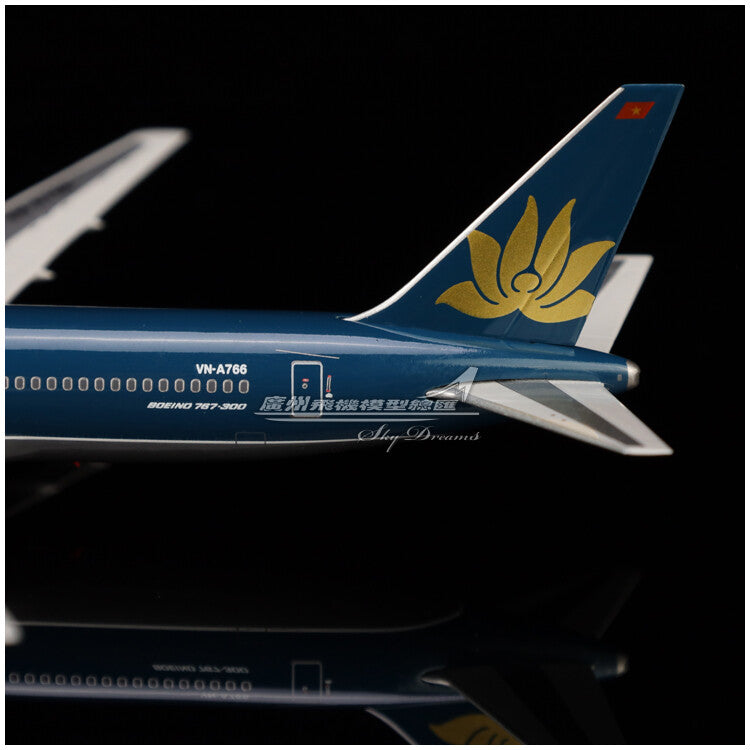 1:400 Phoenix Vietnam Airlines BOEING 767-300ER Passenger Plane Diecast Model