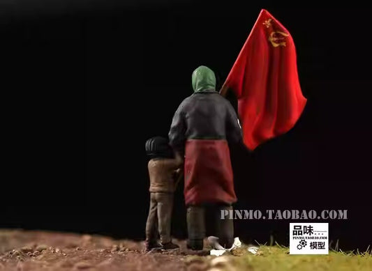 1/72 Ukrainian Red Flag Granny 2 Soldier Model