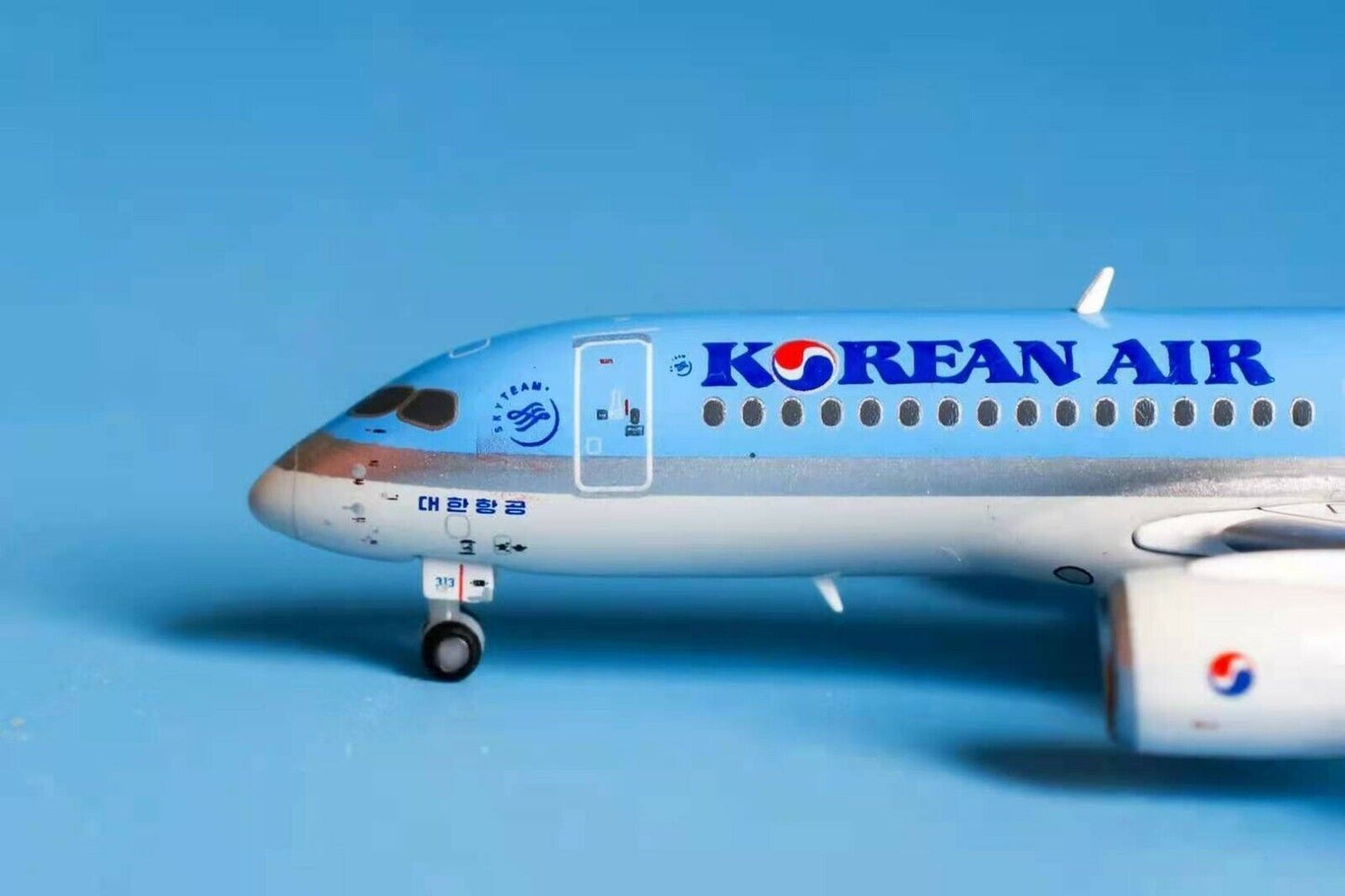 1:400 JC Wings KOREAN AIR Bombardier CS300 Passenger Airplane Diecast Model