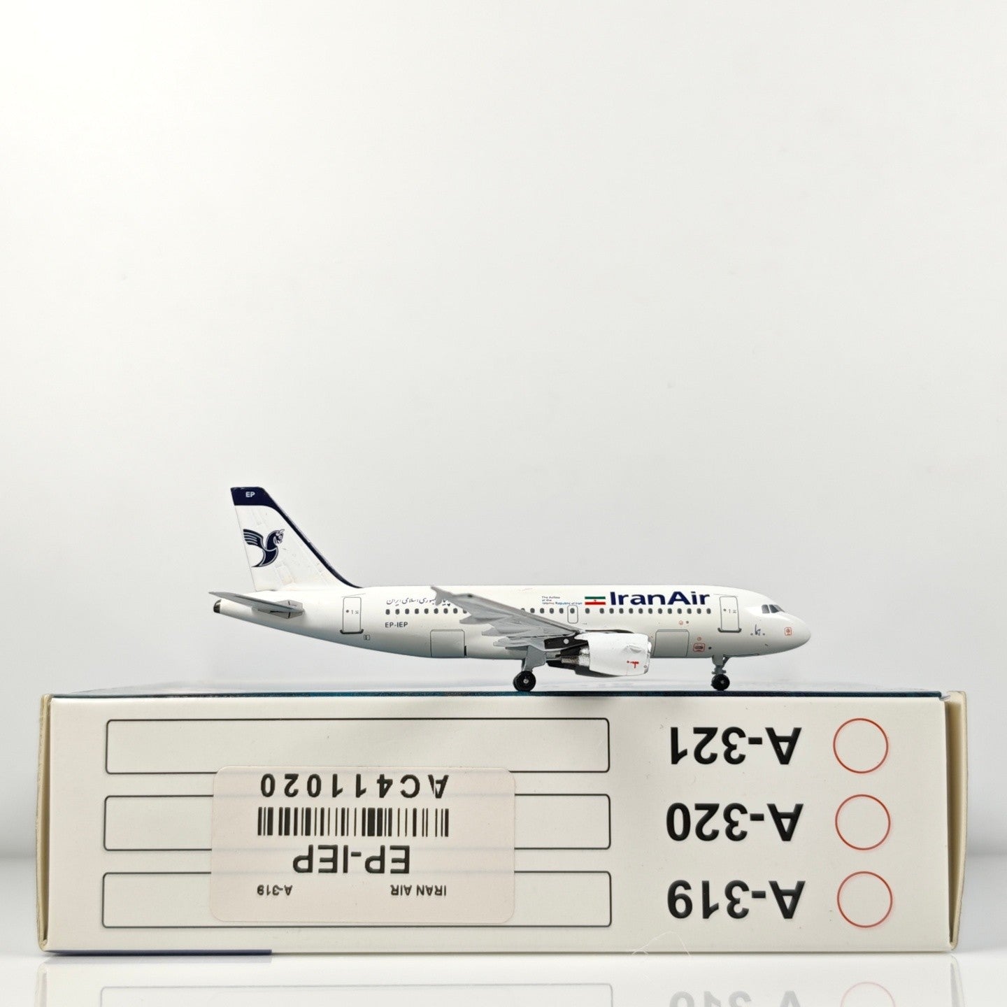 1:400 Aeroclassics Iran Air Airbus A319 EP-IEP Passenger Plane Diecast Model