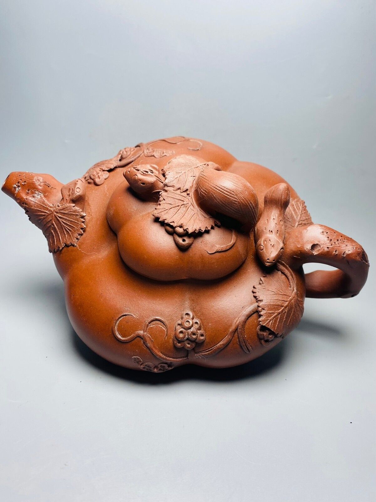 Chinese Yixing Zisha Clay Handmade Exquisite Teapot （松鼠葡萄 底款：蒋蓉）