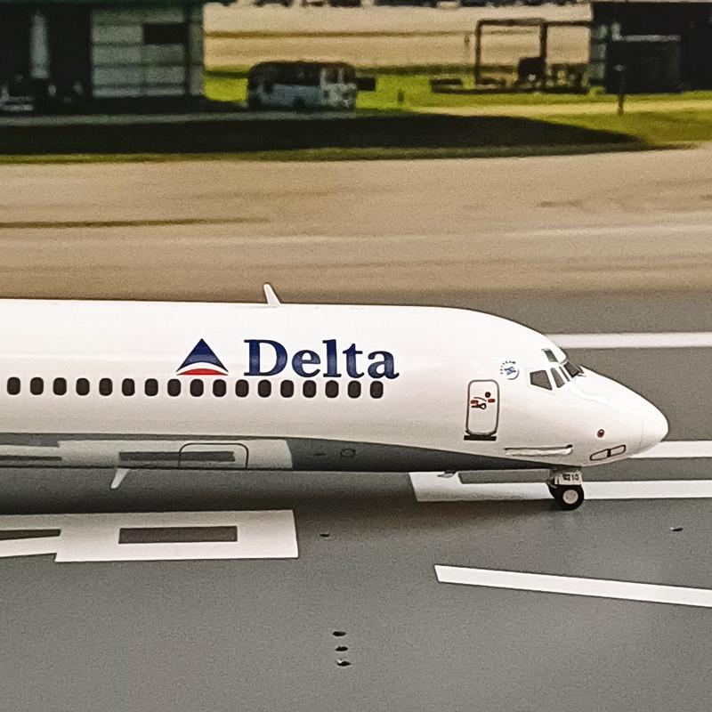 1:200 GeminiJets Delta MD-90 N910DN Diecast Aircraft Model
