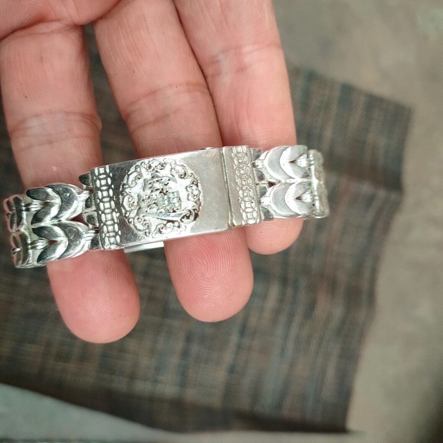 chinese Asian old tibet silver hand cast statue bracelet jewel gift nice