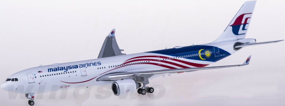 1:400 Phoenix Malaysia Airlines AIRBUS A330-300 Passenger Airplane Diecast Model
