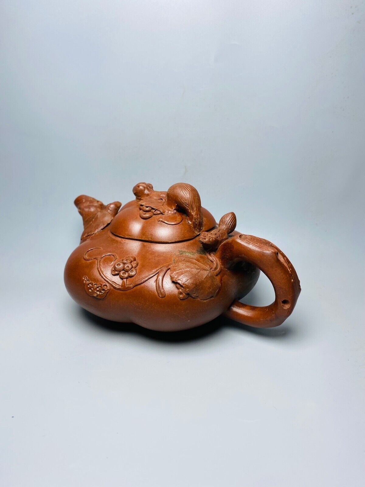 Chinese Yixing Zisha Clay Handmade Exquisite Teapot（桃子 底款：蒋蓉）