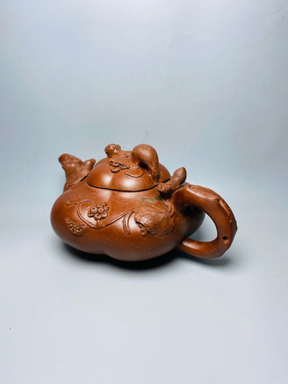 Chinese Yixing Zisha Clay Handmade Exquisite Teapot（桃子 底款：蒋蓉）